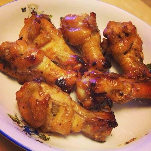 色泽不错的烤鸡翅根