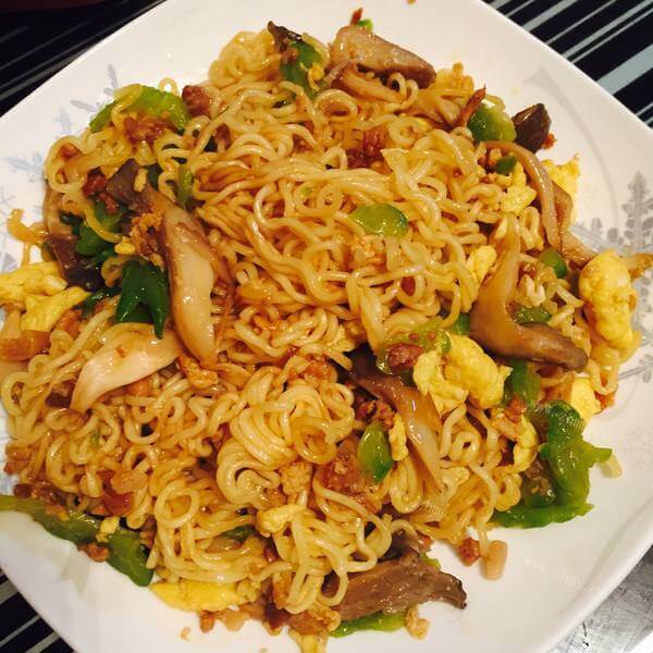 食欲满满的炒方便面
