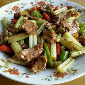家常芹菜炒牛肉