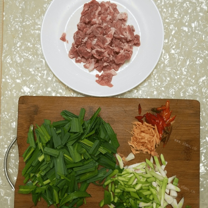 蒜苗炒肉做法图解3)