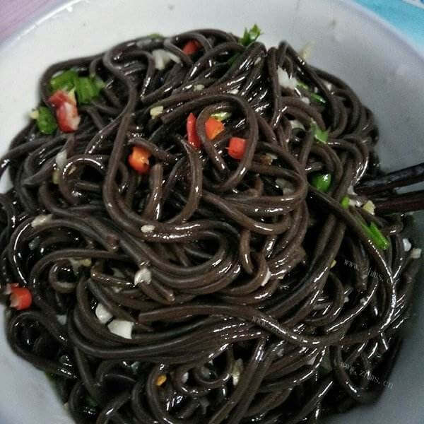 美味的凉拌蕨根粉