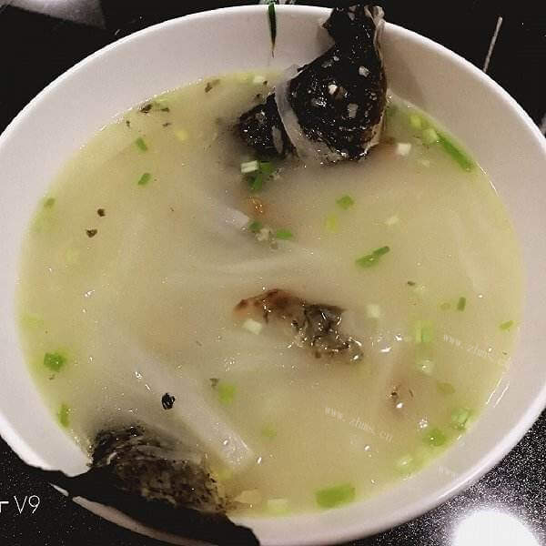 飘香的萝卜丝鲫鱼汤