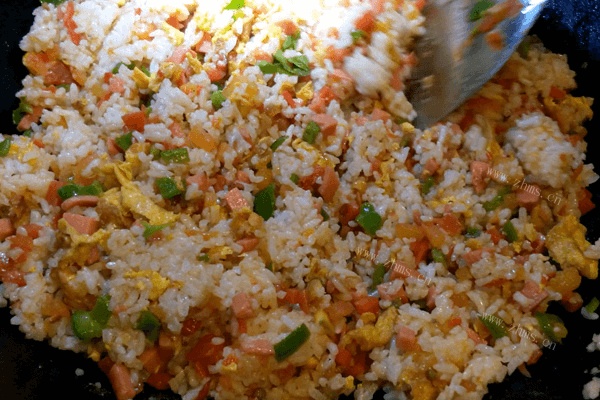 热腾腾的蛋炒饭做法图解15)