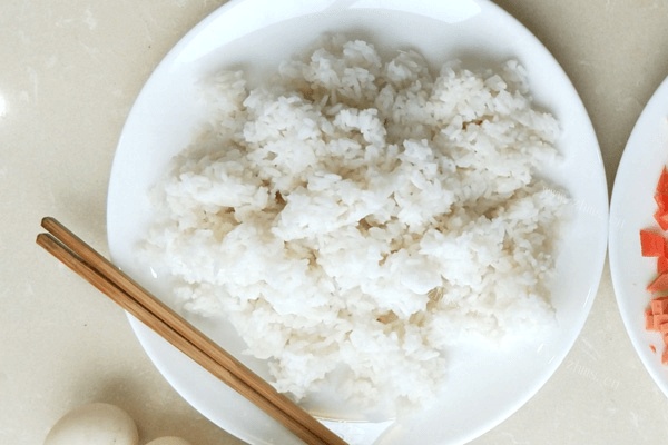 热腾腾的蛋炒饭做法图解5)