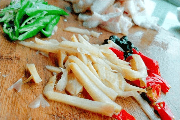 好吃又好看的青椒回锅肉的做法做法图解2)