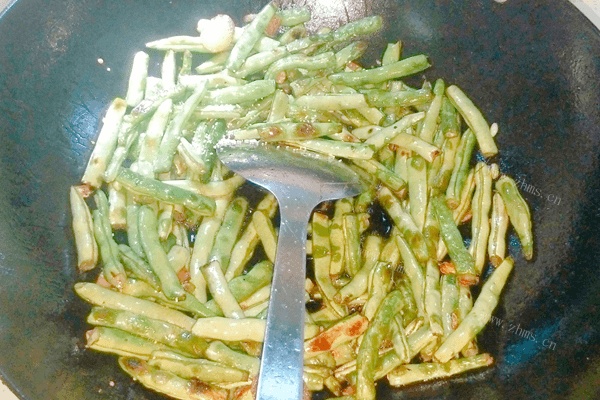 家常自制干煸四季豆的做法做法图解7)
