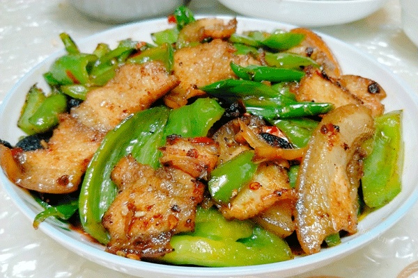 好吃又好看的青椒回锅肉的做法