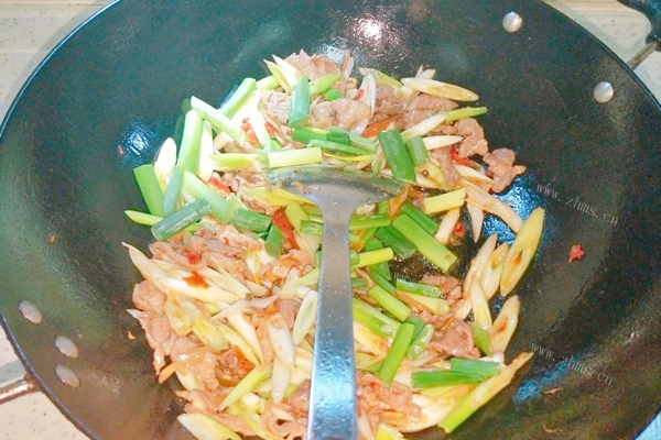 大葱炒肉做法图解14)