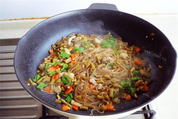 好吃的酸豆角炒粉条做法图解6)