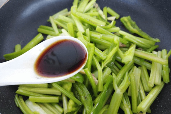 清淡的清炒芹菜做法图解4)