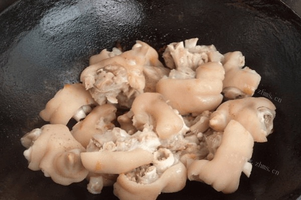 家常猪蹄子炖土豆做法图解3)