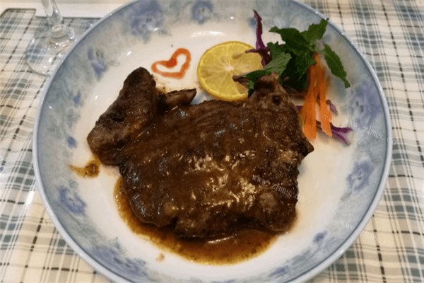 自制中式牛排，超级好吃，口感坚实，忍不住流口水。