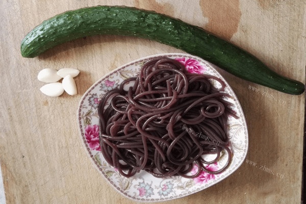 美味的凉拌蕨根粉做法图解1)
