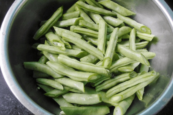 家常老干妈干煸四季豆做法图解3)