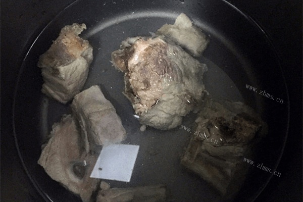 美味的清炖排骨汤做法图解4)