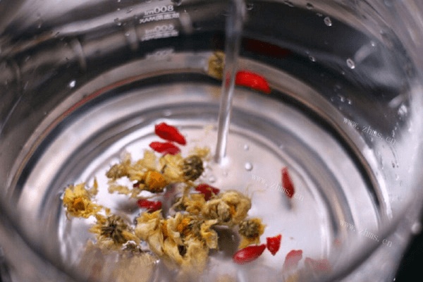 银耳菊花枸杞茶怎么制作呢做法图解3)