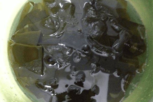 冬季的营养素汤：海带豆腐汤做法图解1)