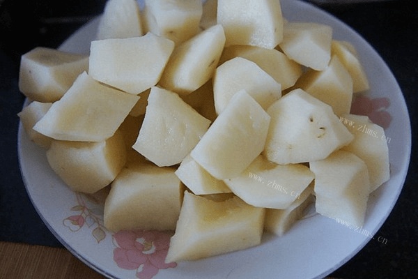 土豆炖牛腩做法图解3)