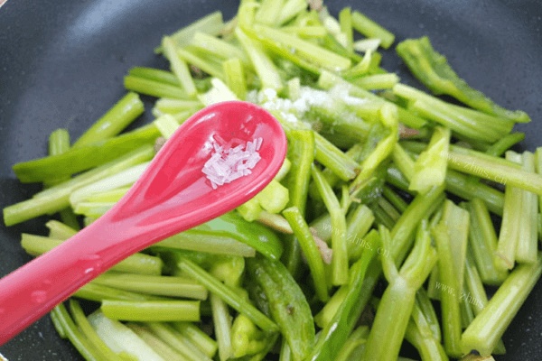 清淡的清炒芹菜做法图解5)