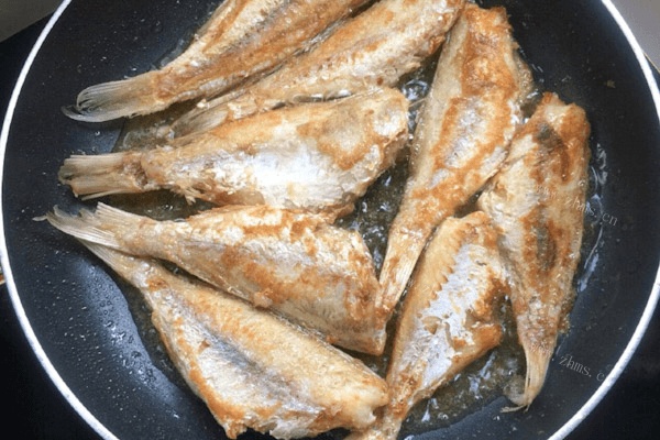 自制豆豉鲮鱼做法图解4)