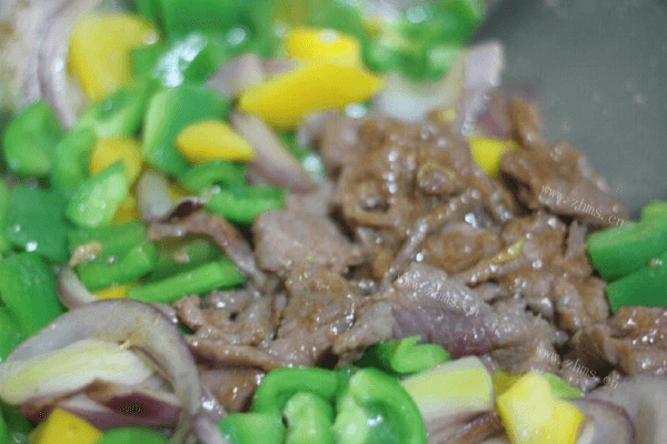 青椒炒牛肉做法图解5)