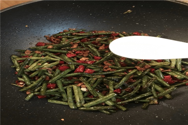 正宗川味干煸豆角（芽菜版）做法图解6)