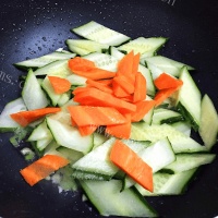 简单易做的黄瓜炒肉的做法图解四