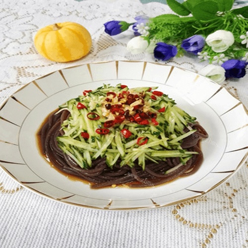 美味的凉拌蕨根粉