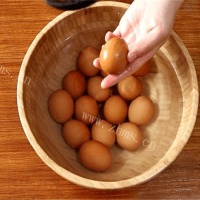 好吃不腻的五香茶叶蛋的做法图解三