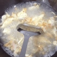 冬季的营养素汤：海带豆腐汤的做法图解四
