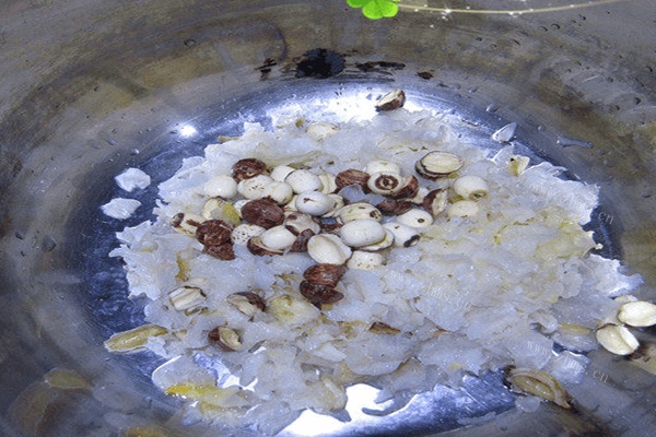 美味早餐银耳莲子粥做法图解4)