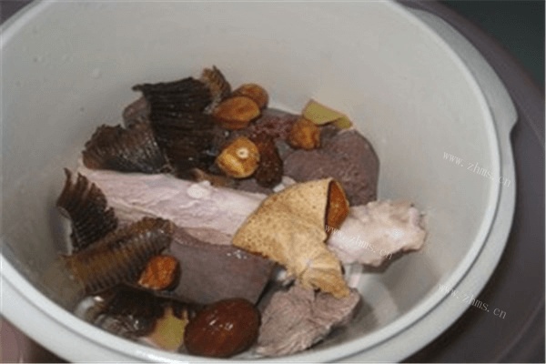 膨鱼鳃菜干瘦肉汤，口感超好，汤汁浓郁，忍俊不禁啊。做法图解4)