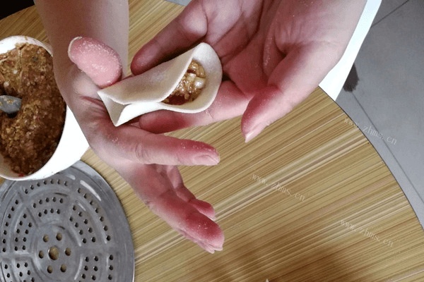 美味的白菜猪肉馅水饺做法图解5)