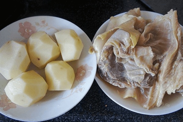 土豆炖牛腩做法图解1)
