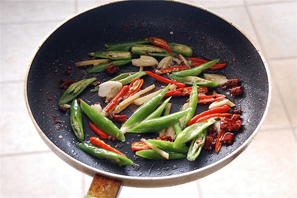 小炒牛肉超好吃，美味营养，口水忍不住啦。做法图解7)