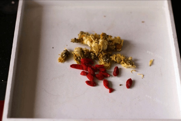银耳菊花枸杞茶怎么制作呢做法图解1)