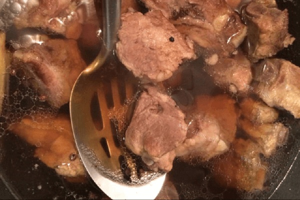 美味的白菜排骨汤做法图解3)