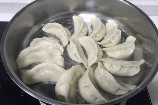 锅贴饺子新手的方法做法图解15)