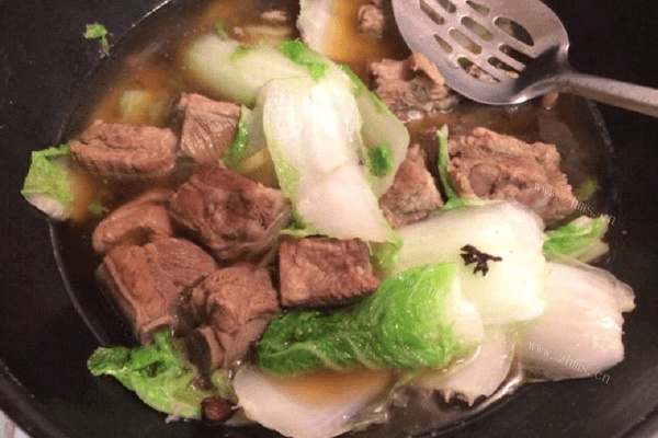 美味的白菜排骨汤做法图解4)