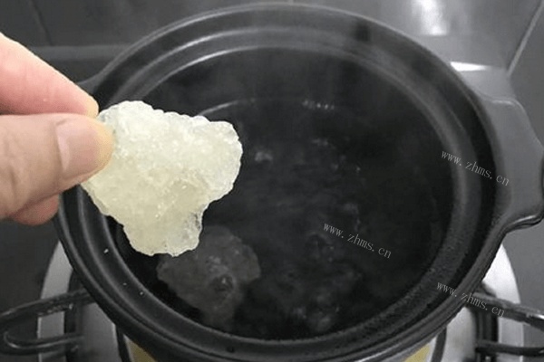 冰糖炖梨做法图解3)