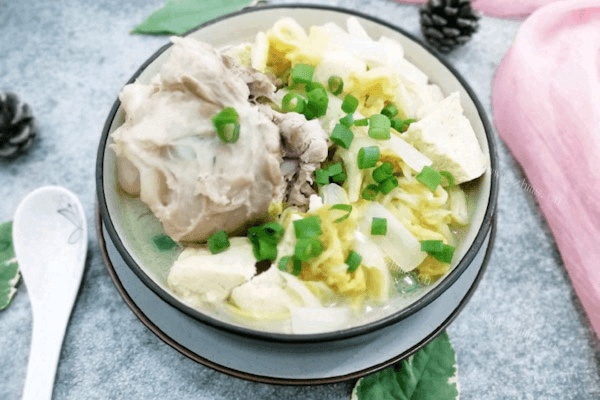 家常的大骨白菜炖豆腐做法图解6)