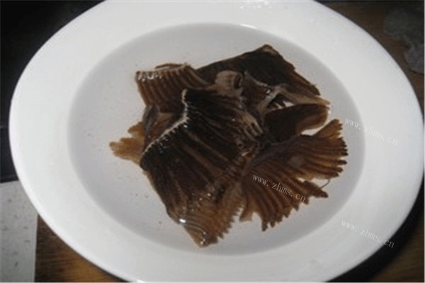 膨鱼鳃菜干瘦肉汤，口感超好，汤汁浓郁，忍俊不禁啊。做法图解3)