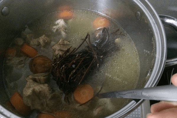 黄花鸡骨草煲猪骨做法图解5)