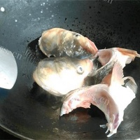 正宗砂锅鱼头的做法图解三
