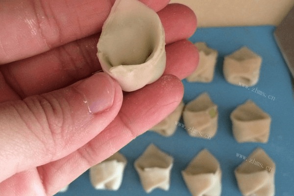 宝宝辅食-西兰花虾仁馄饨做法图解4)