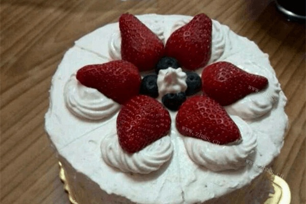 草莓奶油蛋糕（6寸戚风）超级美味，香喷喷