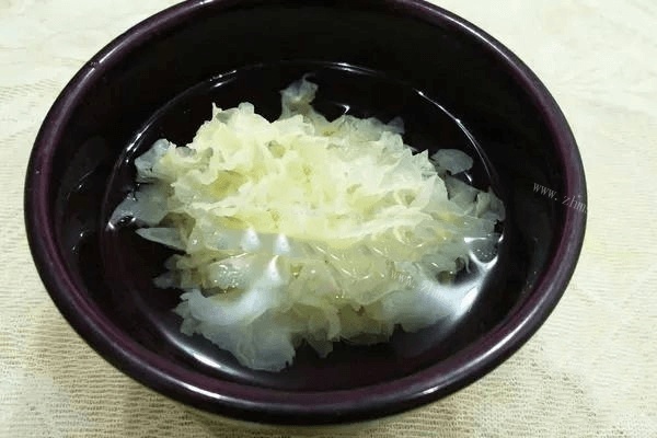 美味的百合莲子银耳汤做法图解1)