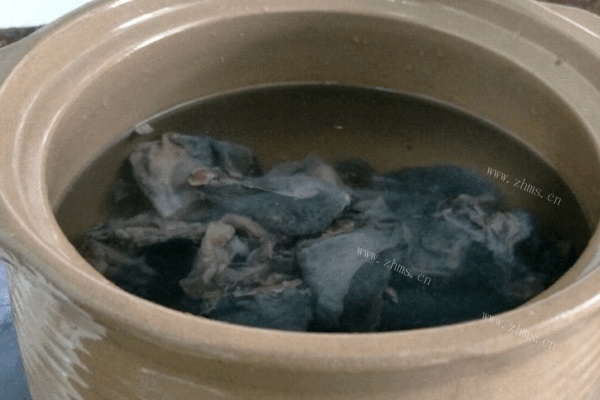 鲜美的熟地汤做法图解4)
