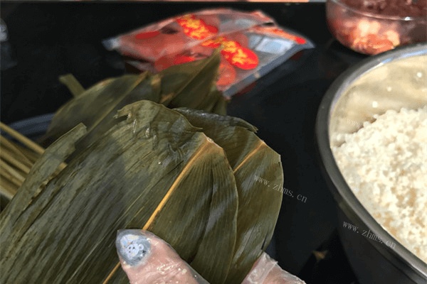 自制咸蛋黄鲜肉粽子做法图解4)