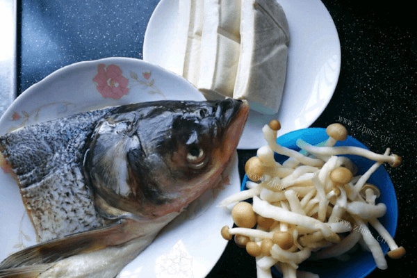 十分营养的鱼头豆腐汤做法图解2)